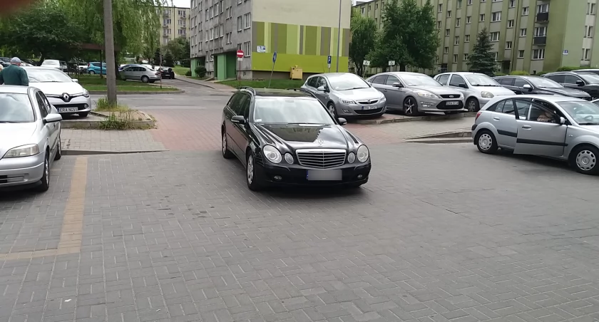 Na zdjęciu mercedes, którym przyjeżdża kobieta, fot. nadesłane