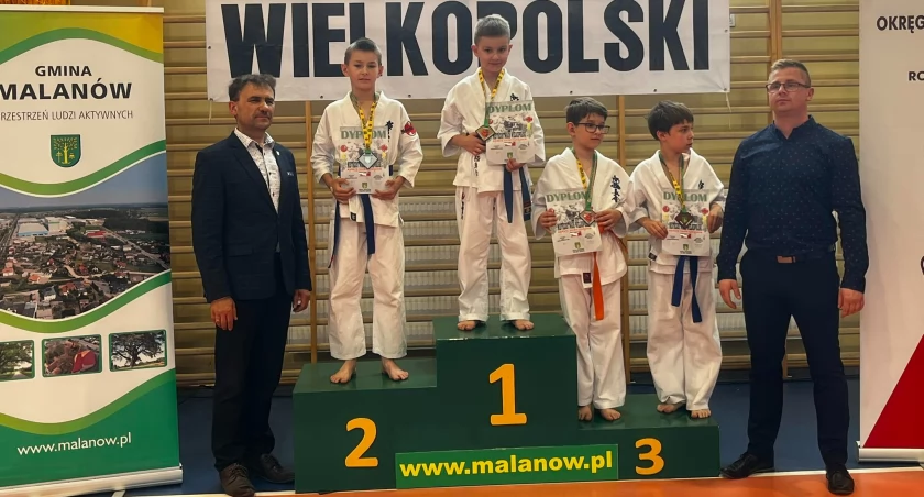 Na zdjęciu zawodnicy na podium