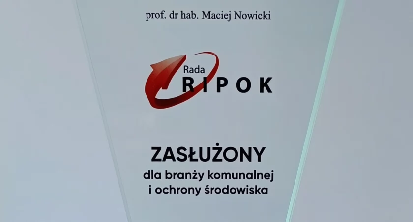 Na zdjęciu statuetka, którą otrzymało PGK, fot. PGK