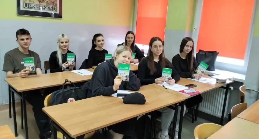 Na zdjęciu uczniowie, którzy przygotowują się do wyjazdu