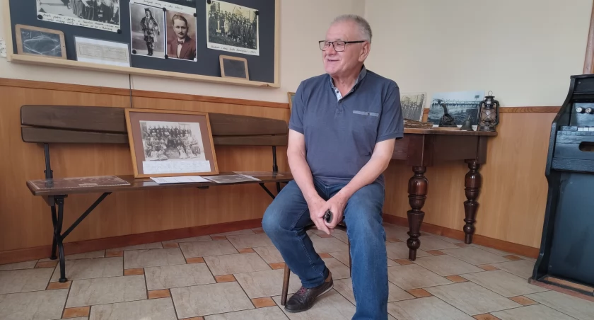 Na zdjęciu Jan Śliwa zaprasza do muzeum, które sam stworzył