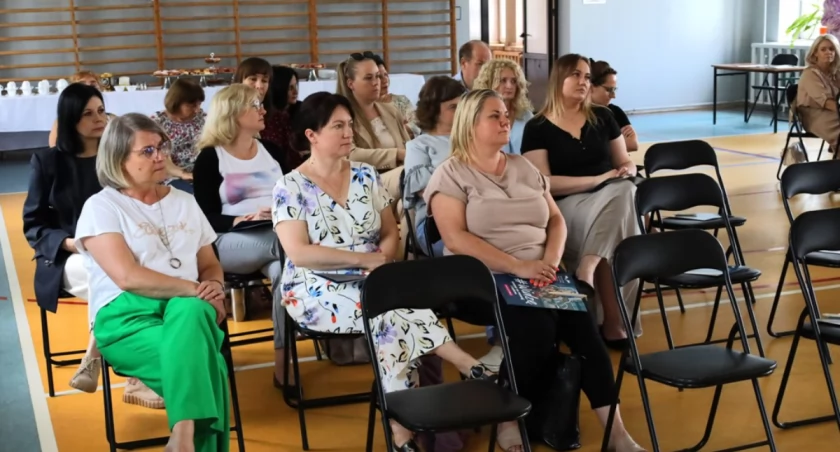 Na zdjęciu: Uczestnicy konferencji w PSP nr 4, fot. Facebook/UM Radomsko