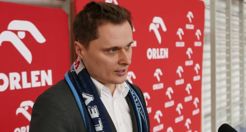 Na zdjęciu Krzysztof Ciecióra na konferencji, na której ogłoszono, że Orlen został sponsorem tytularnym Akademii Volley Radomsko, kwiecień 2023