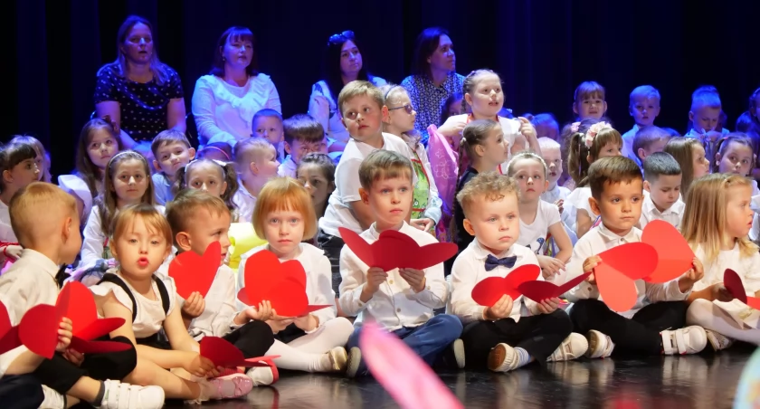 Na zdjęciu: Przedszkolaki na scenie w MDK, fot. Facebook/MDK Radomsko