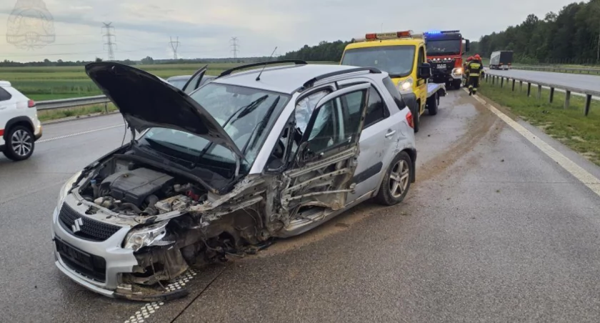 Na zdjęciu: Rozbite suzuki, fot. KP PSP Radomsko