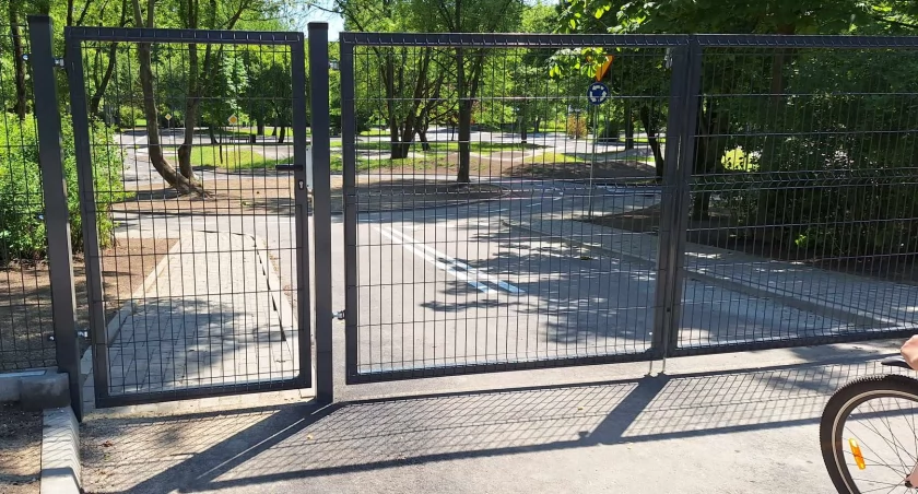Na zdjęciu zamknięta brama miasteczka ruchu drogowego, fot. nadesłane 