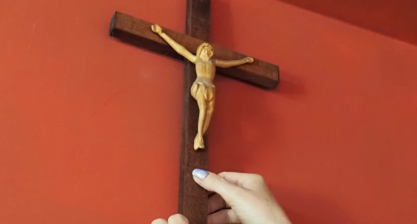 Na zdjęciu: Jedni bronią krzyża w miejscu publicznym, inni uważają, że nie powinno go tam być