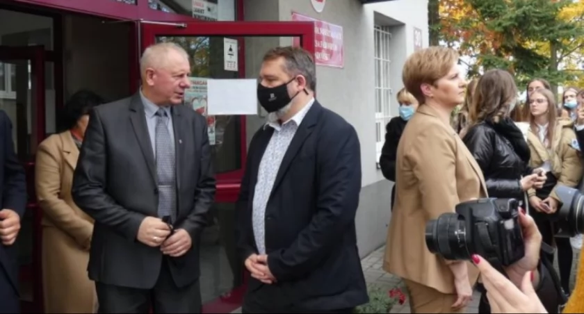 Na zdjęciu Andrzej Kucharski (z lewej) i Renata Kosela (z prawej) na obchodach stulecia I LO w październiku 2021. W środku sekretarz Tomasz Kornacki