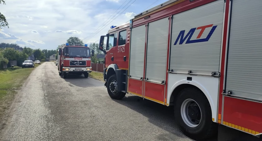 Na zdjęciu wozy straży pożarnej na miejscu zdarzenia, fot. KP PSP Radomsko 