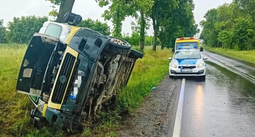 Na zdjęciu bus, który wpadł do rowu, fot. KPP Radomsko