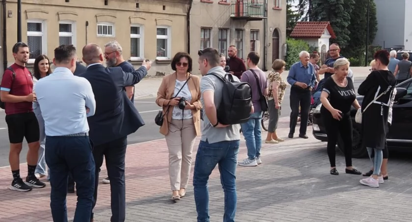 Na zdjęciu uczestnicy pierwszego społecznego odbioru samorządowej inwestycji w poniedziałek 20 maja