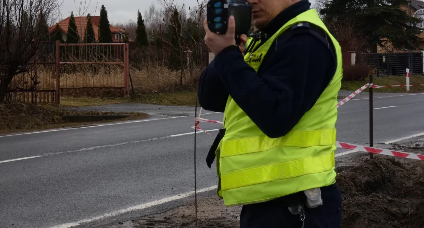 Na zdjęciu policjant podczas pomiaru prędkości