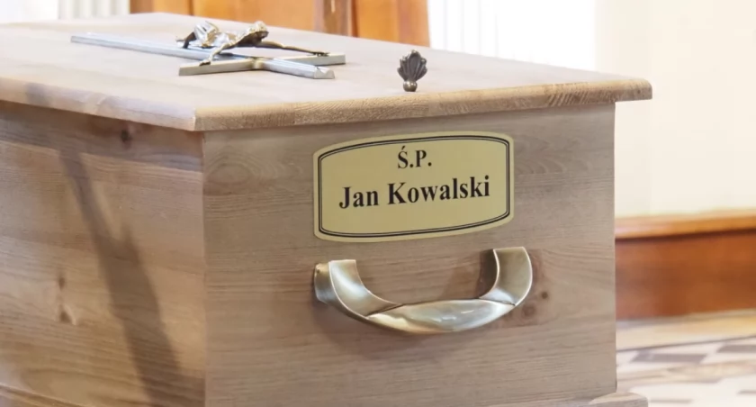 Na zdjęciu: Trumna ze szczątkami Jana Kowalskiego w kaplicy przy Starym Cmentarzu