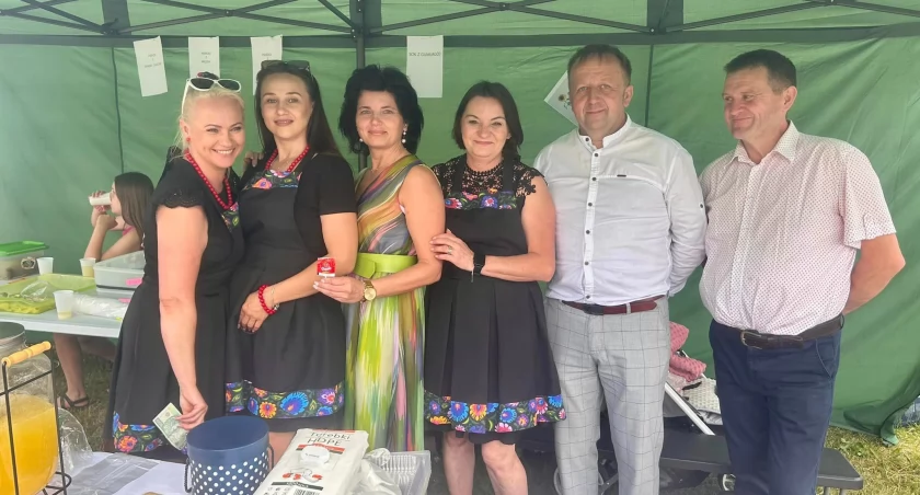 Na zdjęciu: l Edyta Majchrowska (trzecia od lewej) podczas festynu w Kraszewicach z okazji Dnia Matki w niedzielę 26 maja