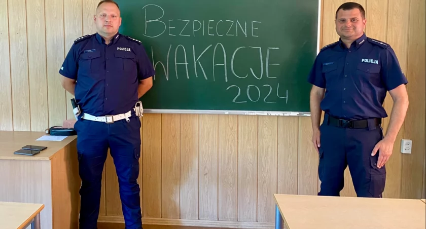 Na zdjęciu policjanci z KPP Radomsko, fot. Facebook/Zespołu Szkół Elektryczno - Elektronicznych w Radomsku im. prof. J. Groszkowskiego