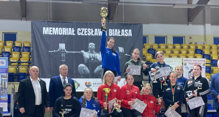 Na zdjęciu: Monika Szymanek na najwyższym stopniu podium