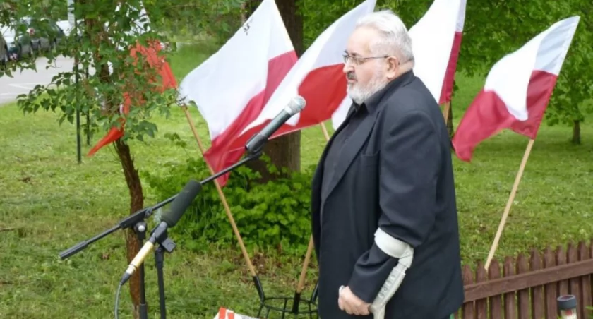 Na zdjęciu: Grzegorz Drzewowski podczas uroczystości przy pomniku
