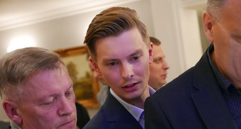Na zdjęciu Rafał Dawid (w środku) na wieczorze wyborczym prezydenta Jarosława Ferenca w Zameczku