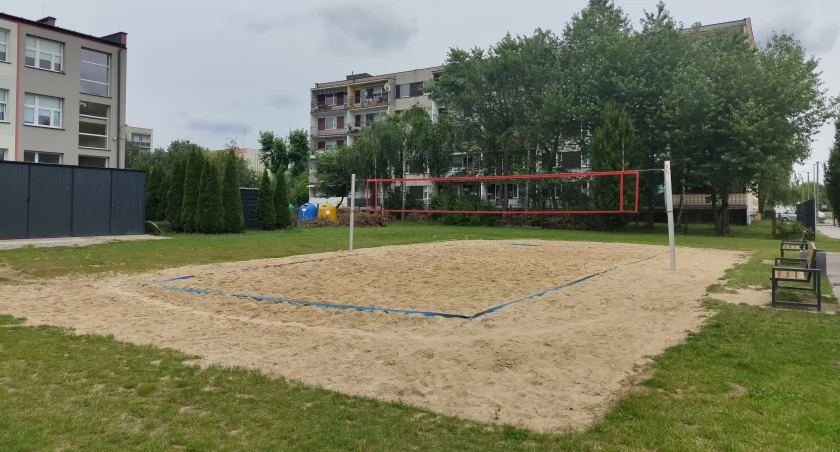 Na zdjęciu: Niektórzy mieszkańcy bloku widocznego w tle chcą zamknięcia boiska do siatkówki plażowej