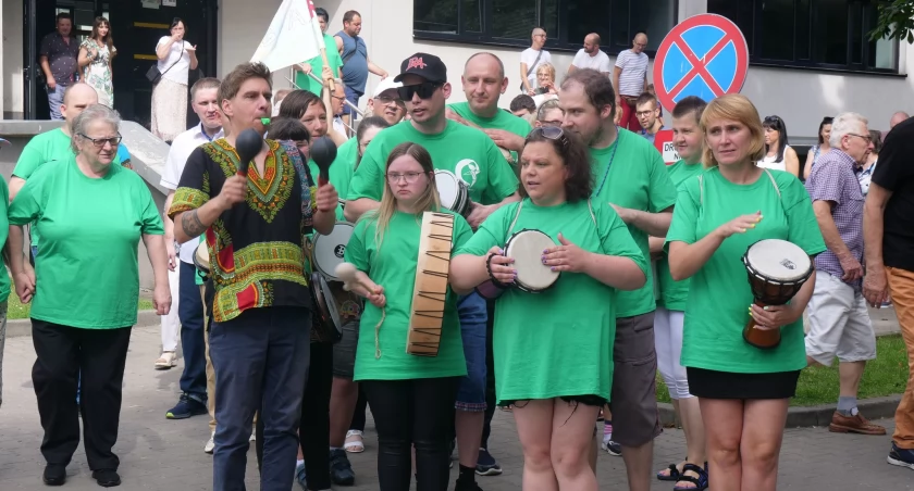 Na zdjęciu: Korowód przeszedł z MDK do parku Świętojańskiego, fot. Facebook/MDK Radomsko