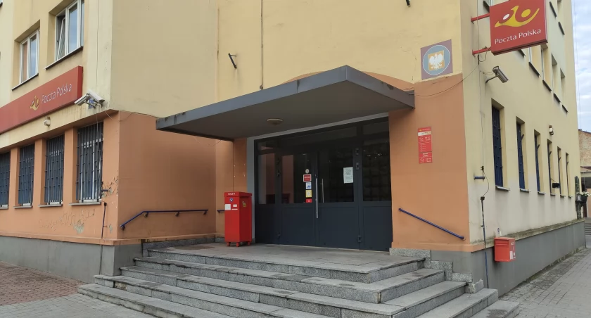Na zdjęciu wejście do głównego oddziału poczty w centrum Radomska