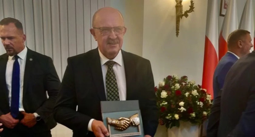 Na zdjęciu: Dyrektor Piotr Kagankiewicz z nagrodą, fot. Facebook/Szpital Powiatowy