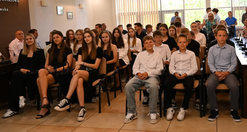 Na zdjęciu: Uczniowie, którzy brali udział w zawodach, fot. Facebook/Starostwo Powiatowe