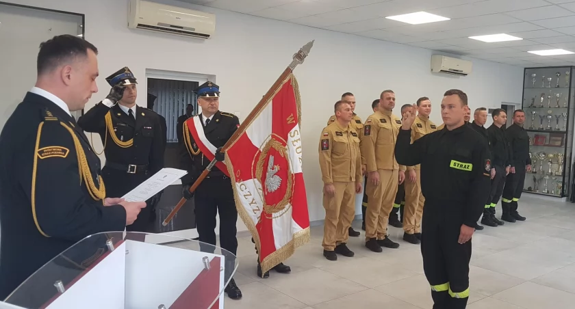 Na zdjęciu: Przemysław Skalik składa ślubowanie, fot. Facebook/KP PSP Radomsko