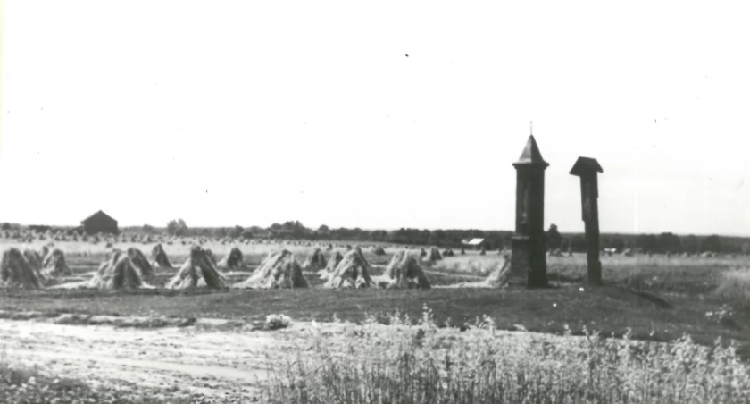 Na zdjęciu: Kapliczki przy drodze na Suchą Wieś, rok 1960. Fot. Jakub Lechowski