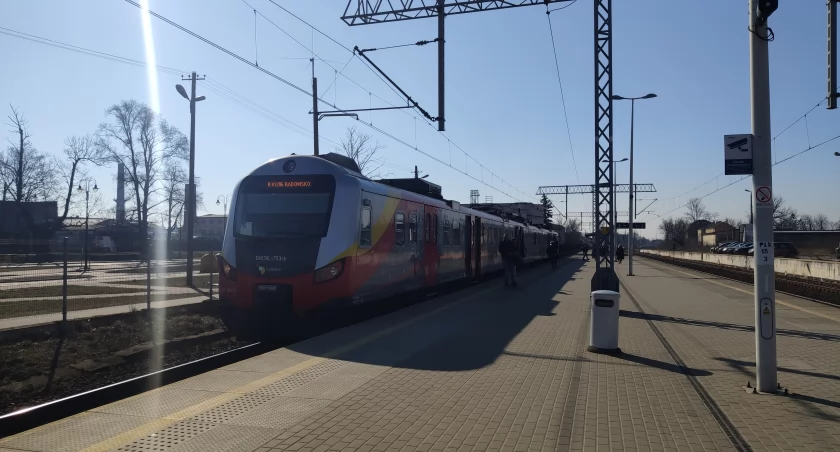 Na zdjęciu: Pociąg ŁKA na dworcu w Radomsku
