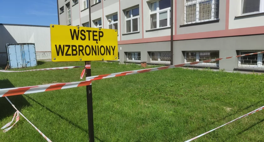 Na zdjęciu: Mieszkańcy bloku żądają zamknięcia boisk po lekcjach