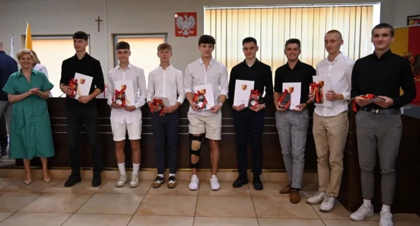 Na zdjęciu nagrodzeni chłopcy, fot. Facebook/Zespół Szkół Elektryczno - Elektronicznych 