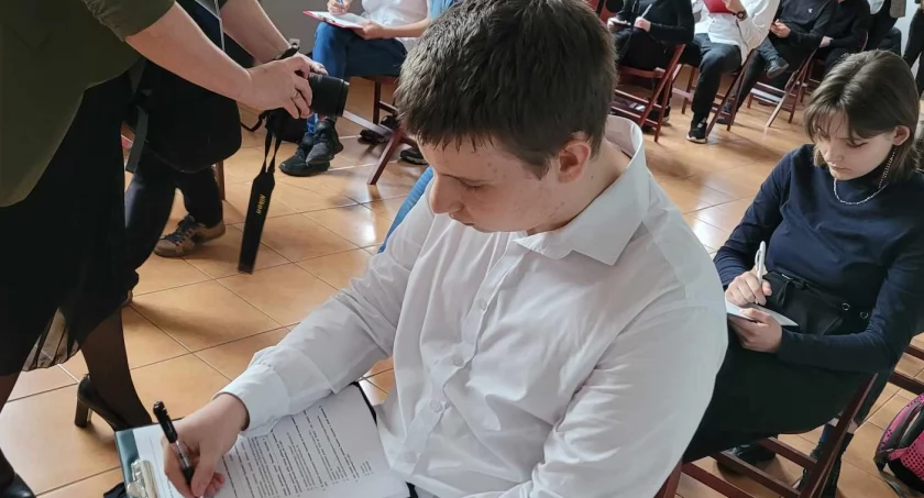 Na zdjęciu uczniowie