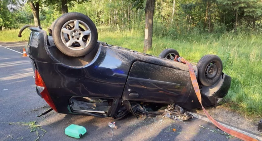 Na zdjęciu: Fiat punto dachował na DK91, fot. KP PSP Radomsko