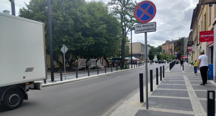 Na zdjęciu: Ulica Reymonta z barierkami i zakazem parkowania, oprócz dostawców