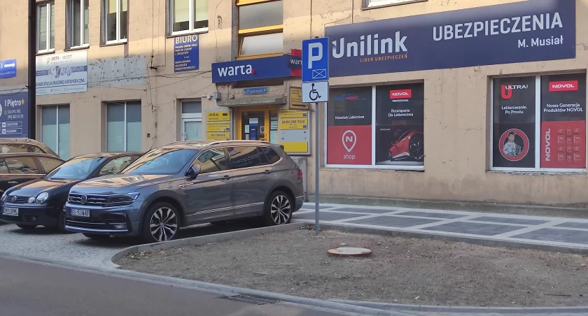 Na zdjęciu parking przy wyremontowanej Reymonta
