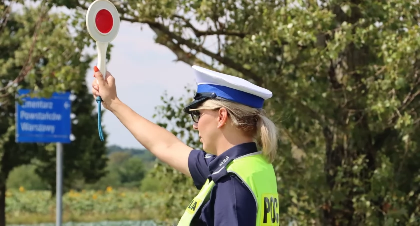 Na zdjęciu policjantka z drogówki, fot. KPP Radomsko