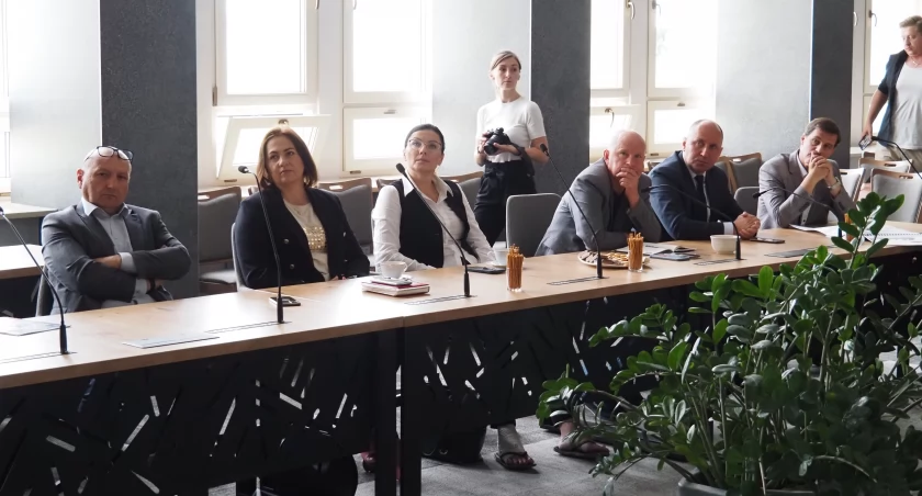 Na zdjęciu samorządowcy z gmin podczas spotkania w UM