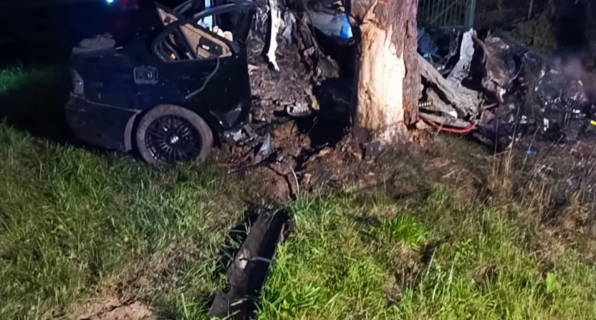 Na zdjęciu rozbite BMW, które prowadził strażak, fot. KPP Radomsko