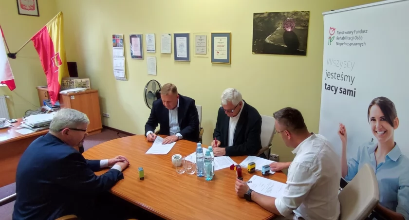 Na zdjęciu: Moment podpisania umów, fot. Facebook/Starostwo Powiatowe