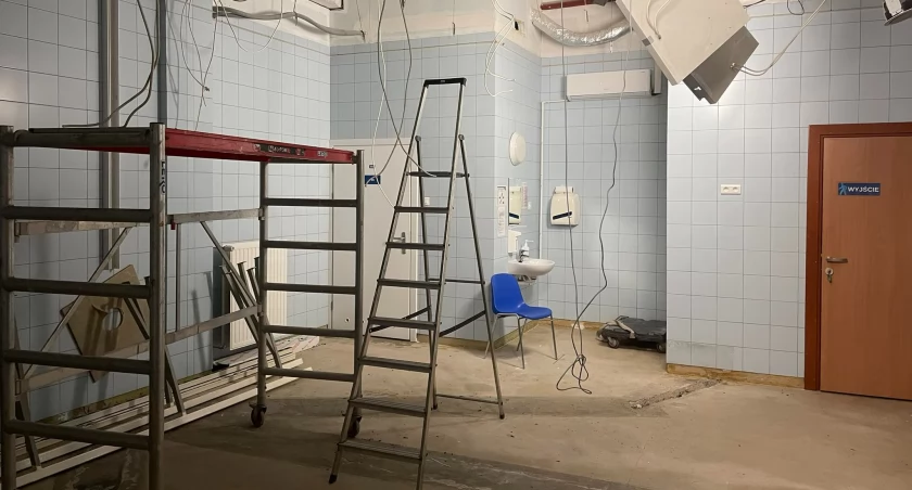 Na zdjęciu: Trwa remont pomieszczenia, w którym stanie nowe RTG, fot. Szpital Powiatowy