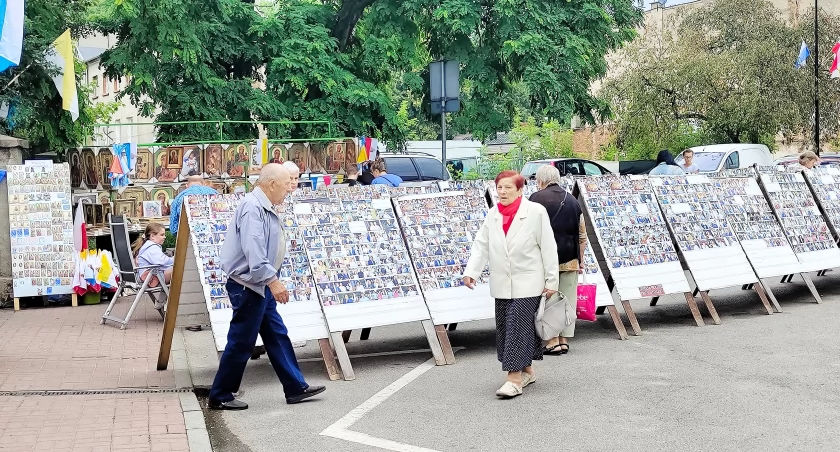 Na zdjęciu: Stoisko ze zdjęciami z wczorajszej uroczystości
