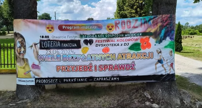 Na zedjęciu: Baner zapowiadający parafialny festyn, fot. Facebook