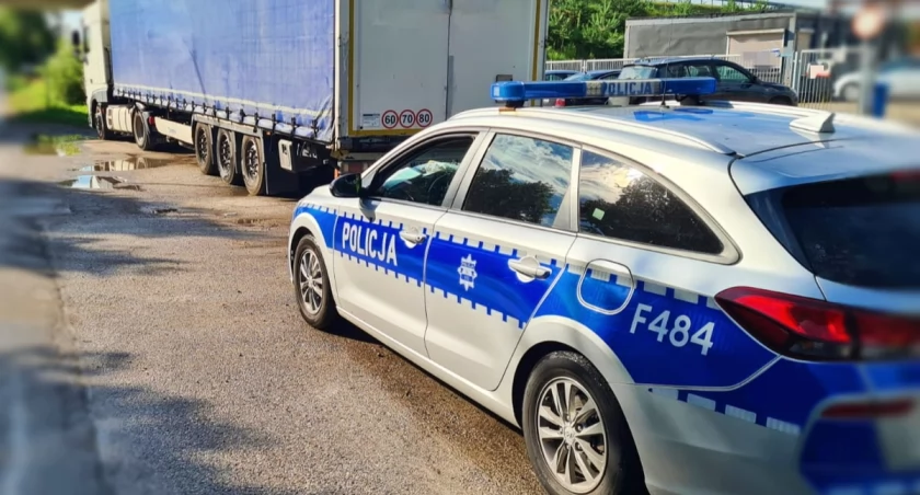 Na zdjęciu: Policjanci kontrolowali kierowców ciężarówek, fot. KPP Radomsko