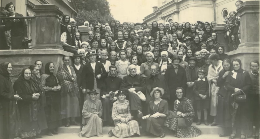 Na zdjęciu: Radomsko, rok ok. 1934-35. Kółko różańcowe. Pośrodku ks. kanonik Jankowski. Fot. Zbiory muzeum