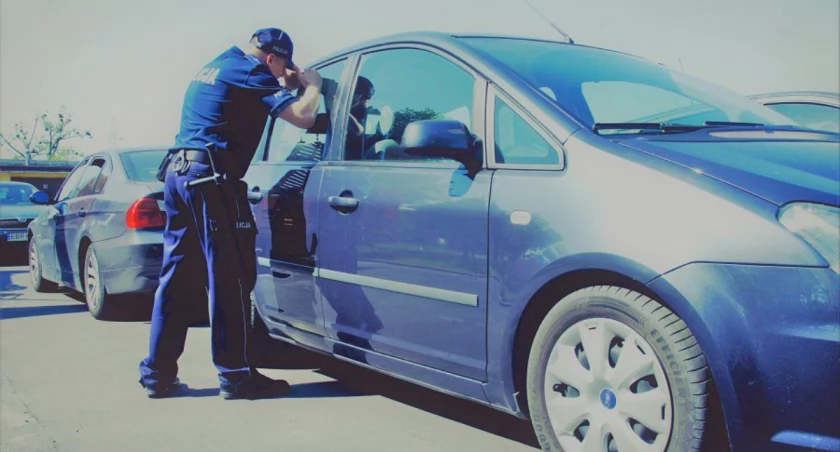 Na zdjęciu: Policjant sprawdza, czy ktoś jest w samochodzie, fot. KPP Radomsko