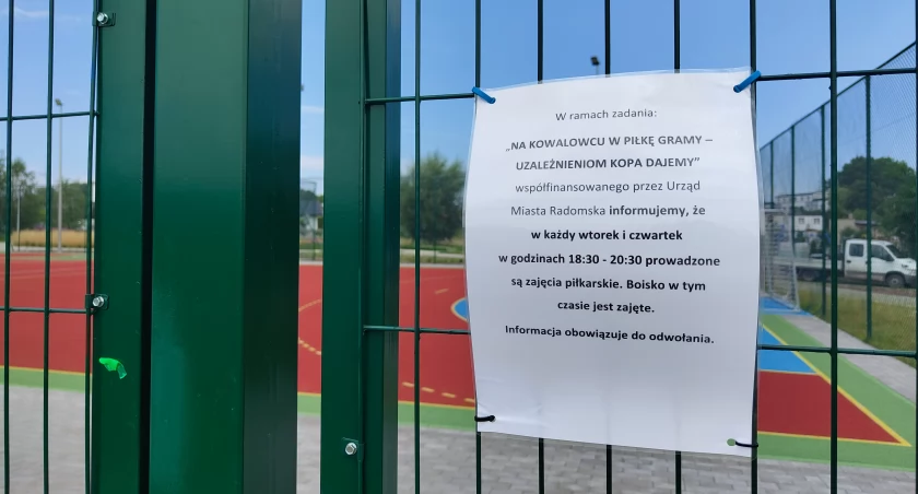 Na zdjęciu: Informacja o zamknięciu boiska