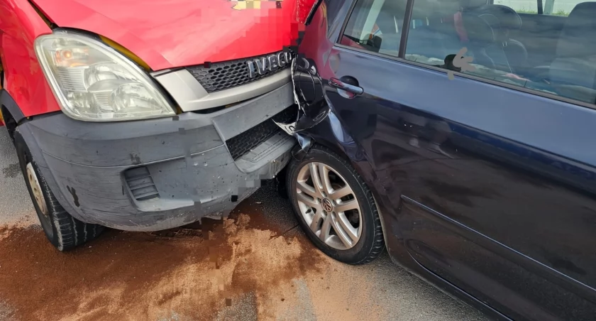 Na zdjęciu: Iveco uderzyło w golfa, fot. KPP Radomsko 