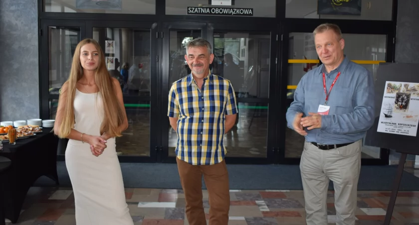 Na zdjęciu: Sandra Kopiecka, Władysław Kopiecki i dyrektor MDK Krzysztof Zygma, fot. Facebook/MDK Radomsko