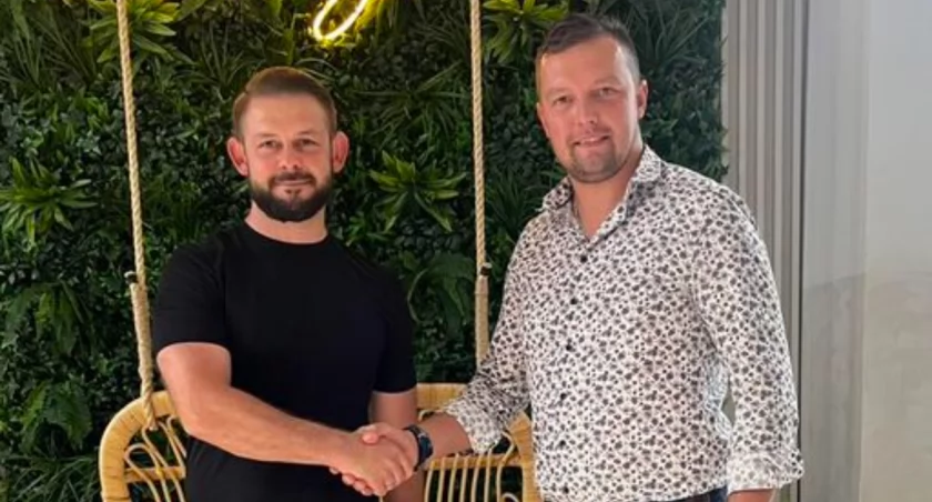 Na zdjęciu: Paweł Ściebura i prezes RKS-u Łukasz Dryja, fot. Facebook/RKS